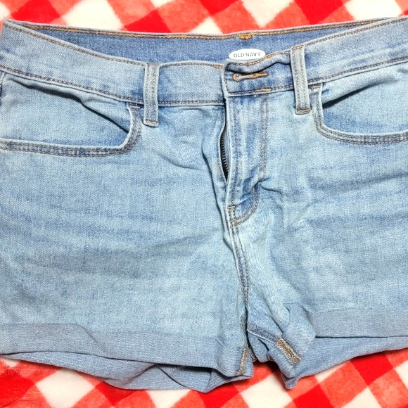 Old Navy Women's mid rise jean shorts Size 8 - Picture 1 of 1
